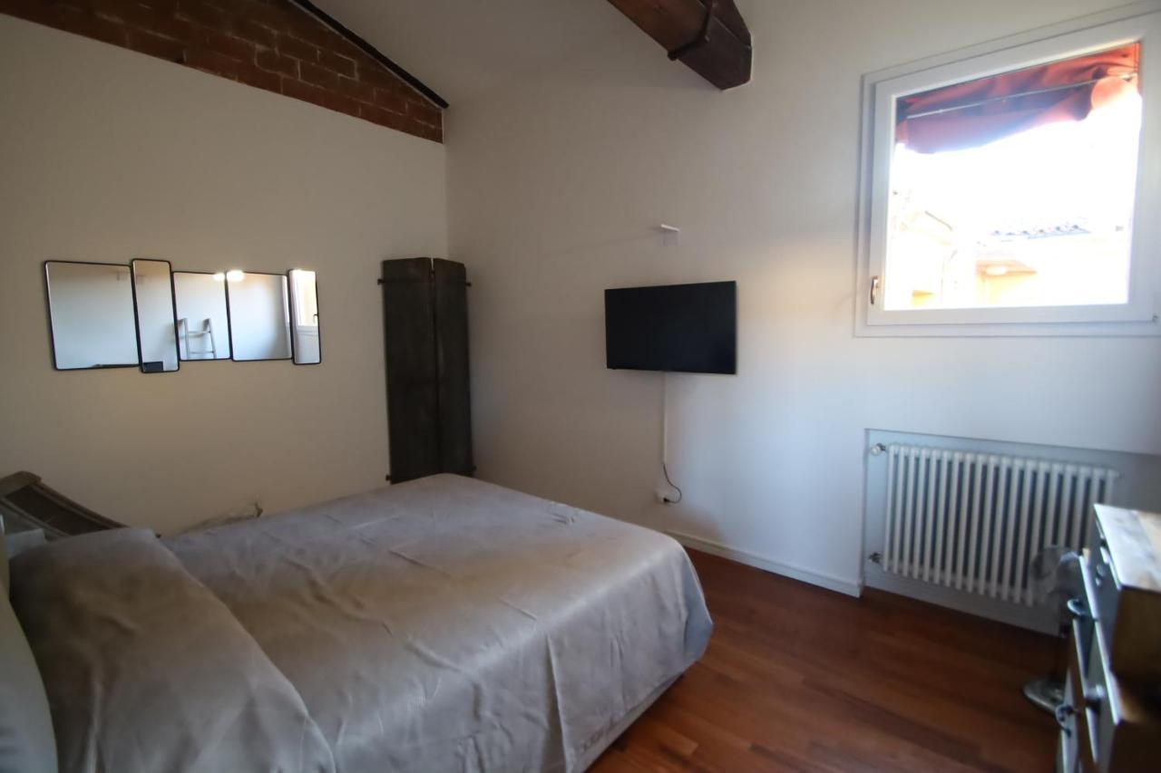 Charme Appartamento Immerso Tra Le Mura Bolognesi Exteriör bild