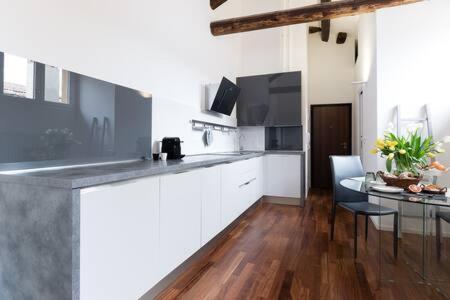 Charme Appartamento Immerso Tra Le Mura Bolognesi Exteriör bild